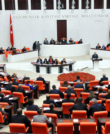 İmamoğlu davasının TRT’de canlı yayınlanması talebi AK Parti ve MHP oylarıyla reddedildi