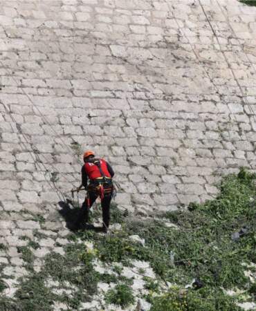 İHH, Halep Kalesi’nde temizlik ve düzenleme çalışması yaptı
