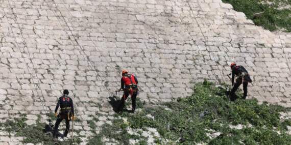 İHH, Halep Kalesi’nde temizlik ve düzenleme çalışması yaptı