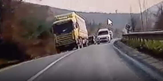 Faciadan dönüldü: Bursa’da tehlikeli sollama anı kamerada