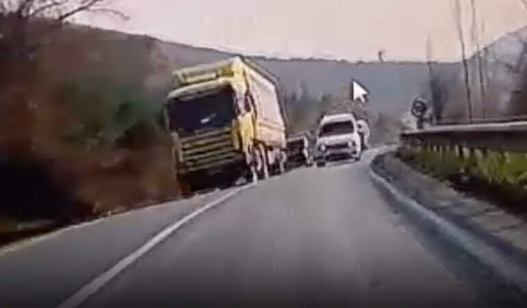 Faciadan dönüldü: Bursa’da tehlikeli sollama anı kamerada