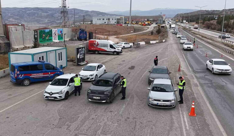 Ara tatil ve bayram birleşti: 43 ilin geçiş noktasında trafik denetimleri artırıldı