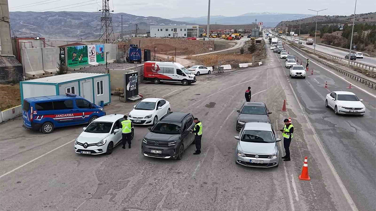 Ara tatil ve bayram birleşti: 43 ilin geçiş noktasında trafik denetimleri artırıldı