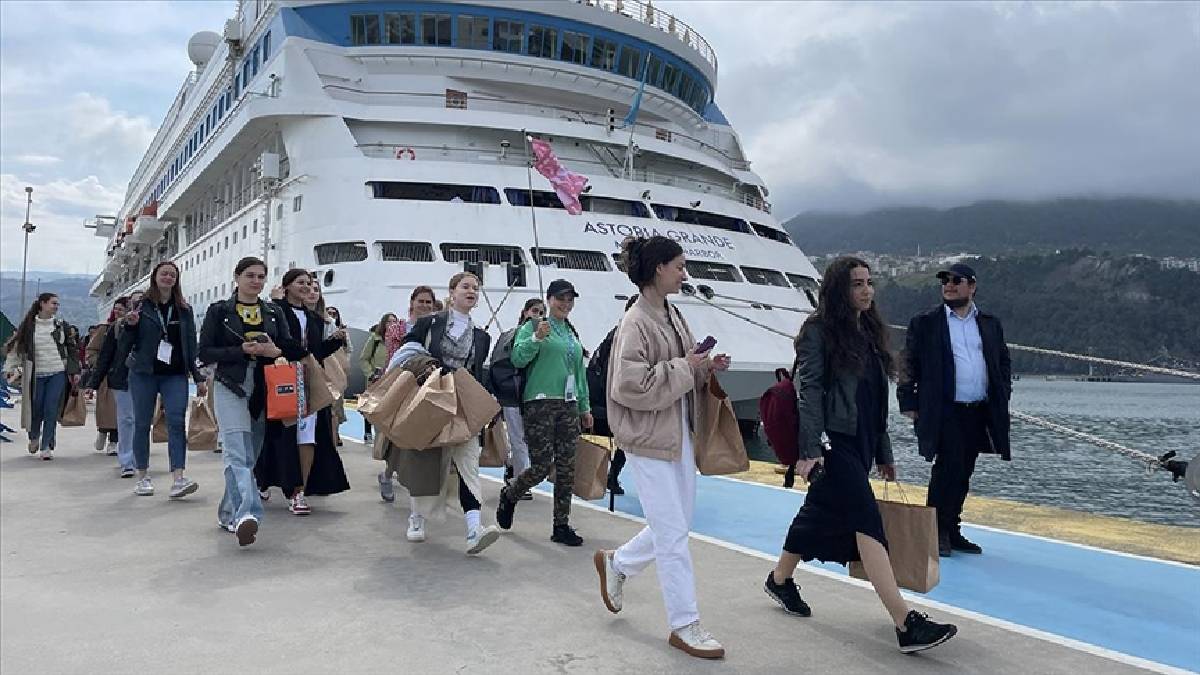 Ruslar akın akın Türkiye’ye geliyor! Sezonun ilk kafiyesi Türkiye’ye ayak bastı