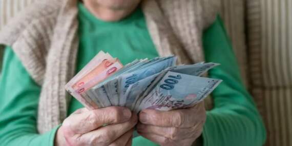 Emekliler ve yaşlılar dikkat: 65 Yaş aylığı alanlar bayram ikramiyesi alacak mı?