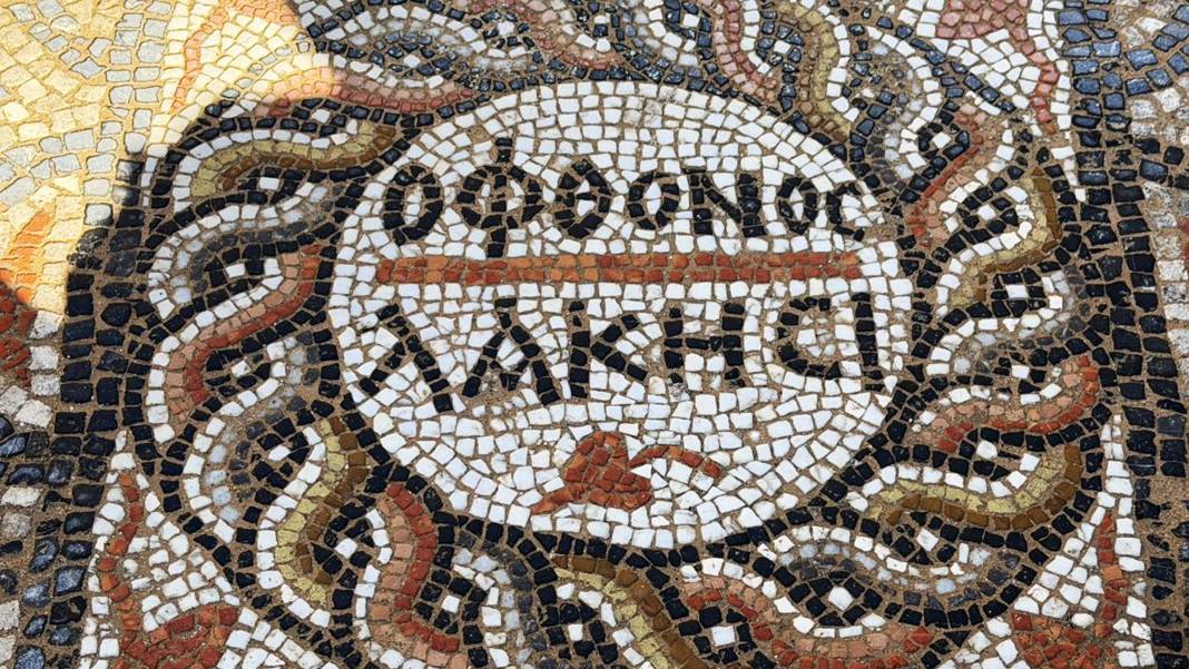 Antalya’da bin 500 yıllık sürpriz: Antik evin kapısında ‘kıskanan çatlasın’ yazıyor