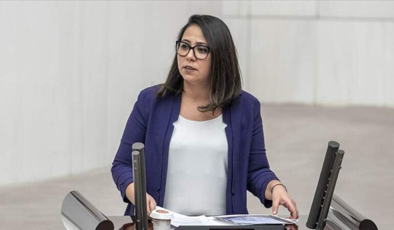 Sera Kadıgil’den Yusuf Tekin’e soru önergesi: Üniversite eğitiminin üç yıla indirilmesindeki amaç nedir?