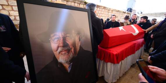 İlber Ortaylı tekbirlerle Fatih haziresine defnedildi: Türkiye ‘hocaların hocası’na veda etti
