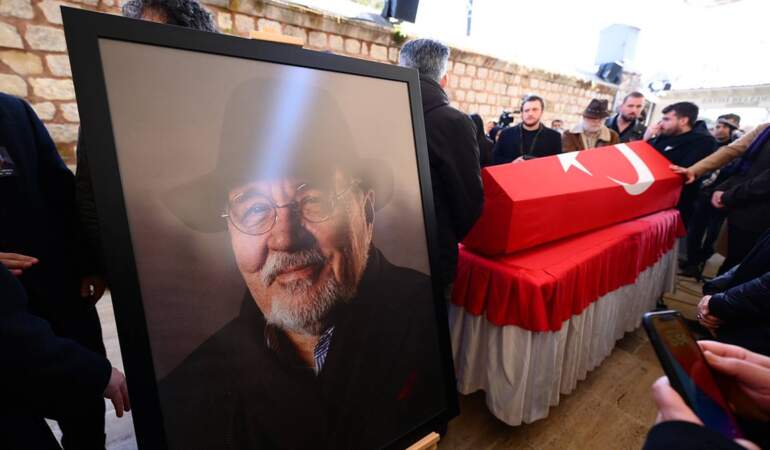 İlber Ortaylı tekbirlerle Fatih haziresine defnedildi: Türkiye ‘hocaların hocası’na veda etti