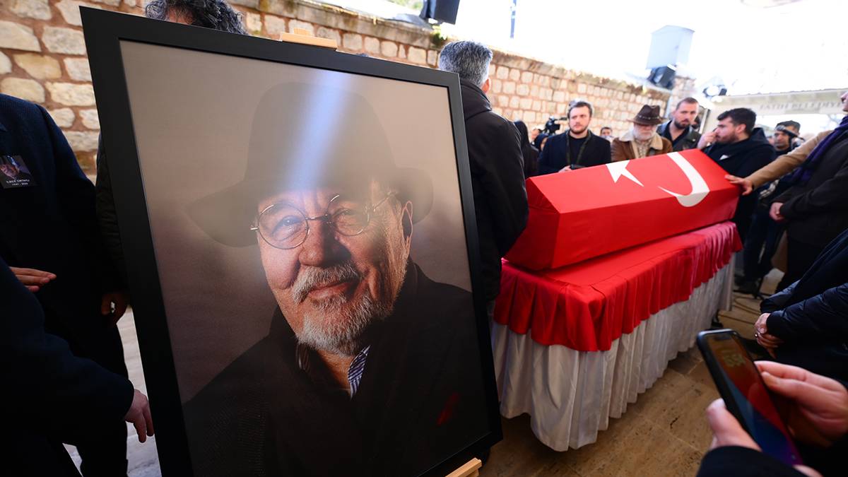 İlber Ortaylı tekbirlerle Fatih haziresine defnedildi: Türkiye ‘hocaların hocası’na veda etti