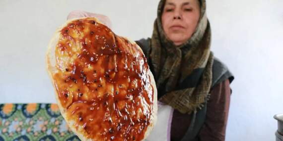 Konya’da asırlardır yapılıyor! Arife günü pişiyor, bayramda dağıtılıyor! Misafirlerin olmazsa olması