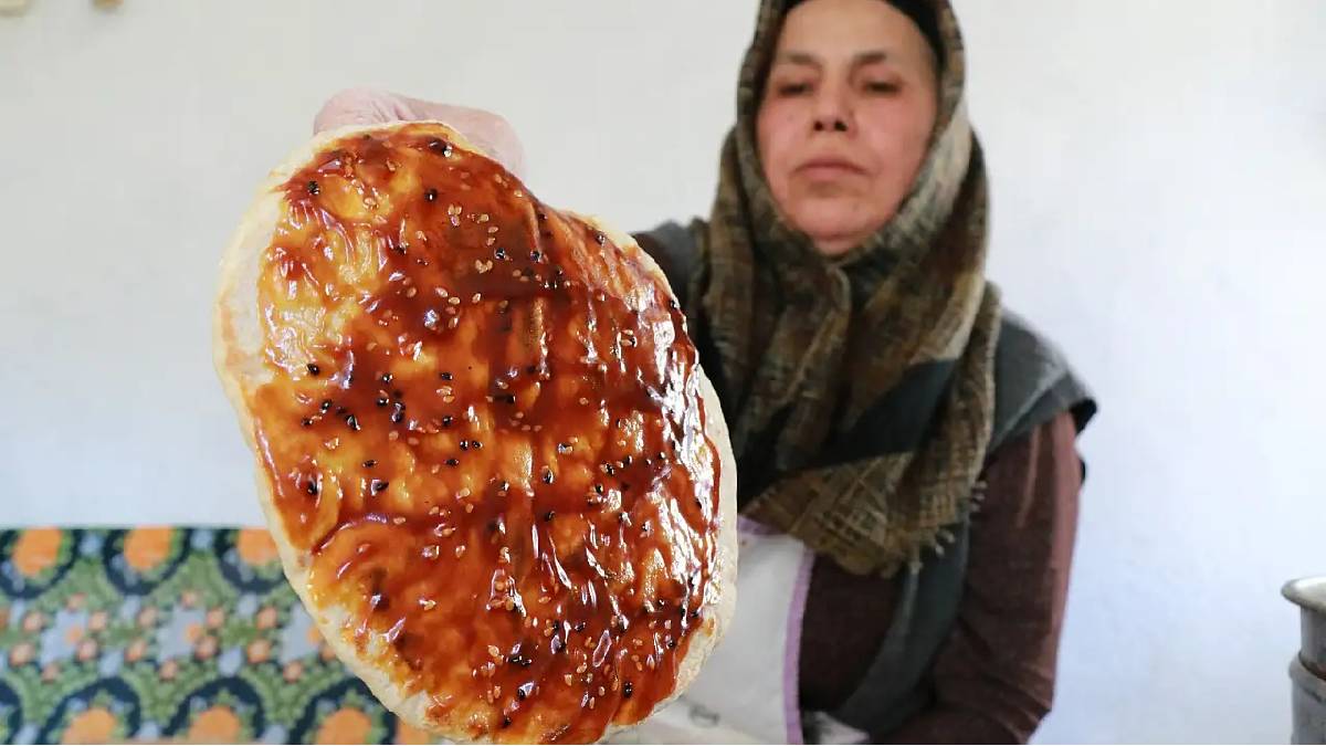 Konya’da asırlardır yapılıyor! Arife günü pişiyor, bayramda dağıtılıyor! Misafirlerin olmazsa olması