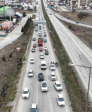 Bayram trafiği kilit kavşağı vurdu: 43 ilin geçiş noktası doldu