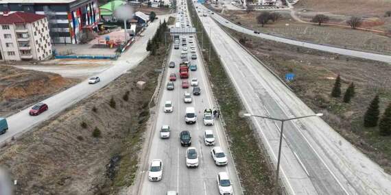 Bayram trafiği kilit kavşağı vurdu: 43 ilin geçiş noktası doldu
