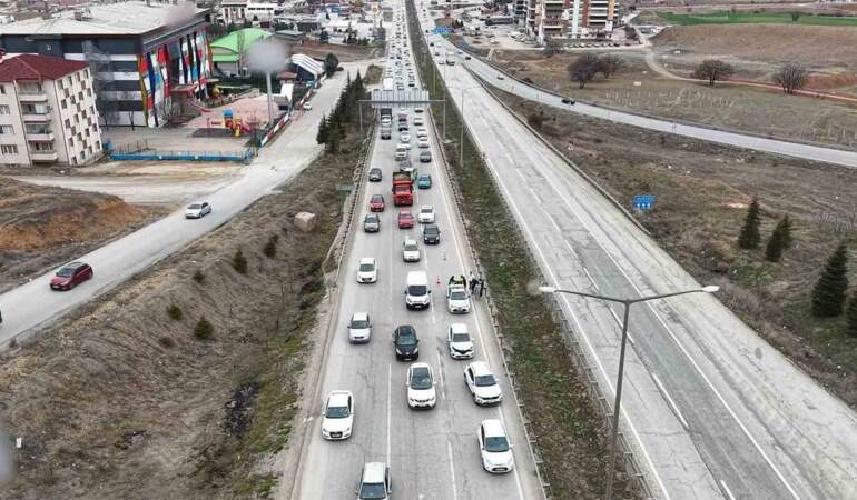 Bayram trafiği kilit kavşağı vurdu: 43 ilin geçiş noktası doldu
