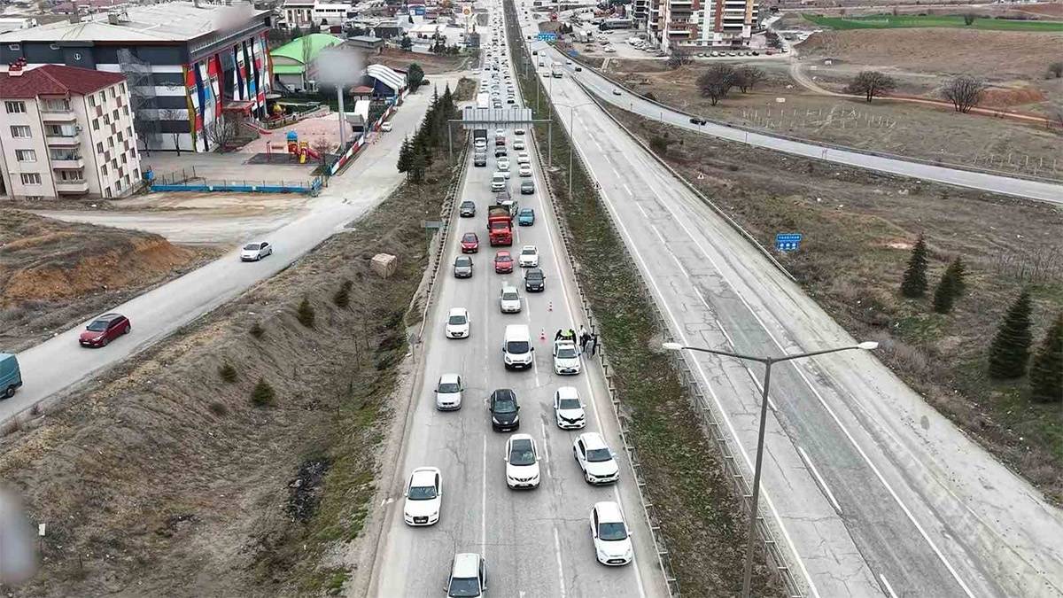 Bayram trafiği kilit kavşağı vurdu: 43 ilin geçiş noktası doldu