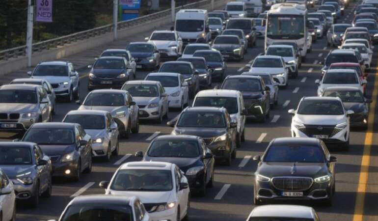 Bayram trafiğine çıkacaklar dikkat: İçişleri Bakanı’ndan tuzak radar, yeni plaka ve ekran cezası açıklaması