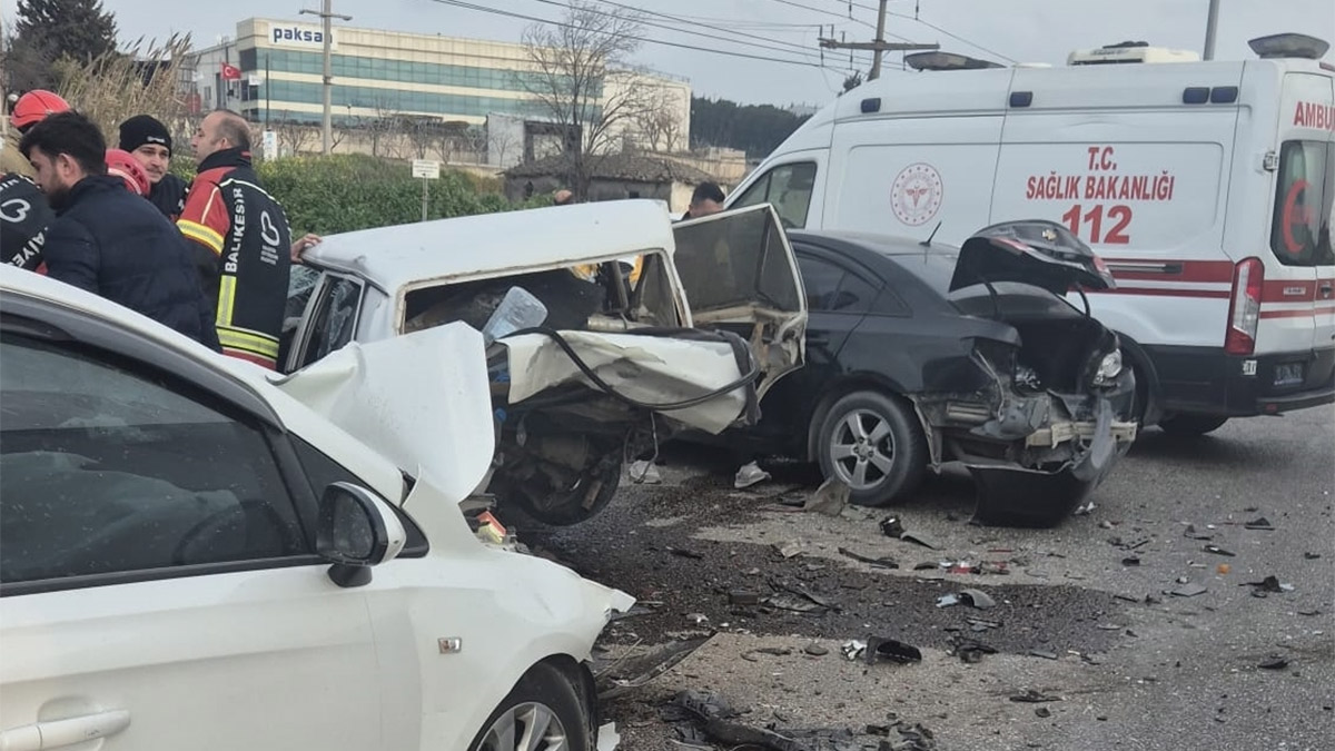 Balıkesir’de 4 araç birbirine girdi: 1 kişi hayatını kaybetti