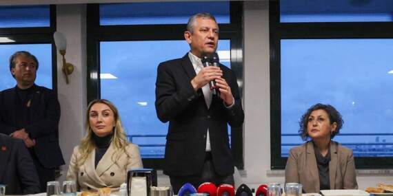 Özel son iftarını Saraçhane’de yaptı: Türkiye, yeni bir iktidarı karşılamak üzere doğum sancıları çekiyor