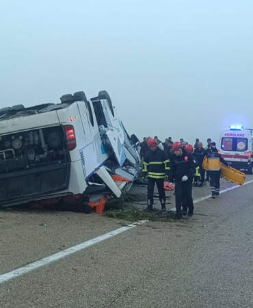 Bayram sabahı feci kaza… Adana’da yolcu otobüsü devrildi: 2 ölü, 23 yaralı