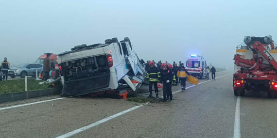 Bayram sabahı feci kaza… Adana’da yolcu otobüsü devrildi: 2 ölü, 23 yaralı