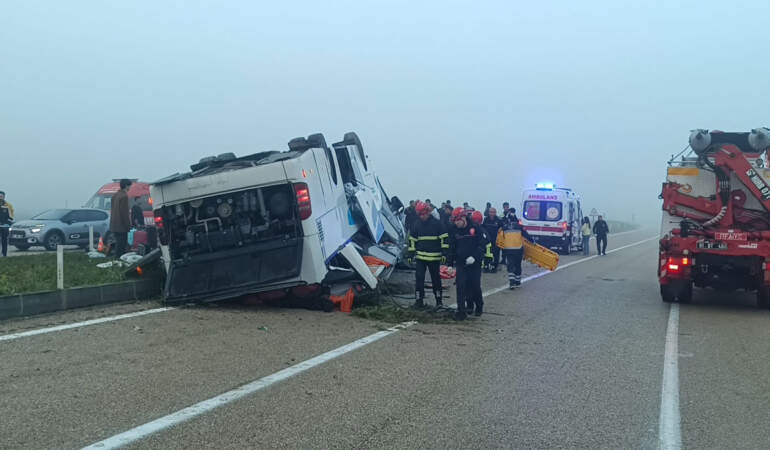 Bayram sabahı feci kaza… Adana’da yolcu otobüsü devrildi: 2 ölü, 23 yaralı