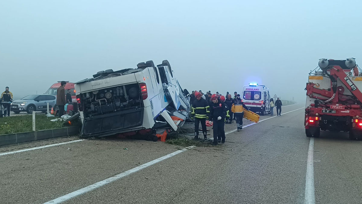 Bayram sabahı feci kaza… Adana’da yolcu otobüsü devrildi: 2 ölü, 23 yaralı