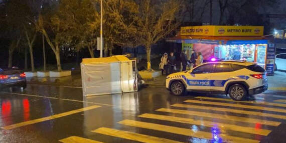 Bayrampaşa’da korku dolu anlar: Kontrolden çıkan araç yan yattı
