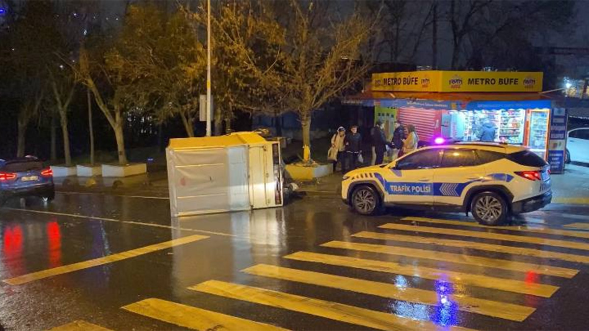 Bayrampaşa’da korku dolu anlar: Kontrolden çıkan araç yan yattı