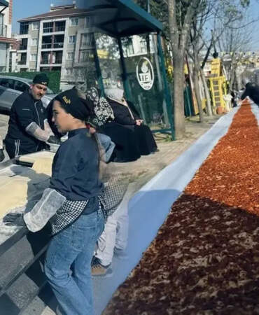 Beylikdüzü’nde dev lezzet: 63 metrelik lahmacunla dünya rekoru kırıldı!