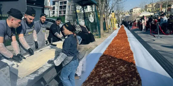 Beylikdüzü’nde dev lezzet: 63 metrelik lahmacunla dünya rekoru kırıldı!