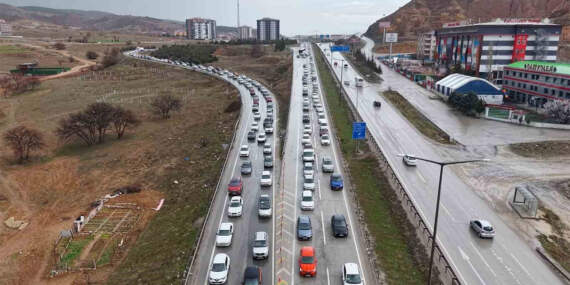 Bayram trafiği erken başladı: Kilit kavşakta yoğunluk arttı
