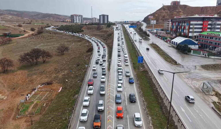 Bayram trafiği erken başladı: Kilit kavşakta yoğunluk arttı