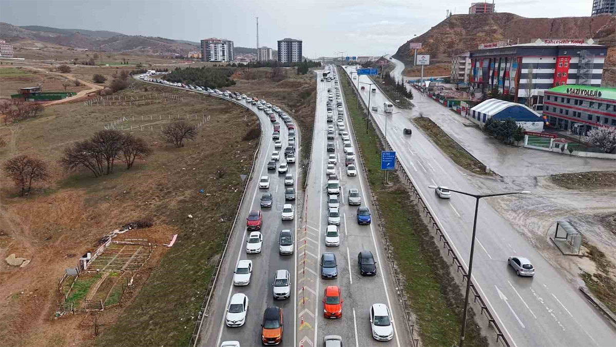 Bayram trafiği erken başladı: Kilit kavşakta yoğunluk arttı