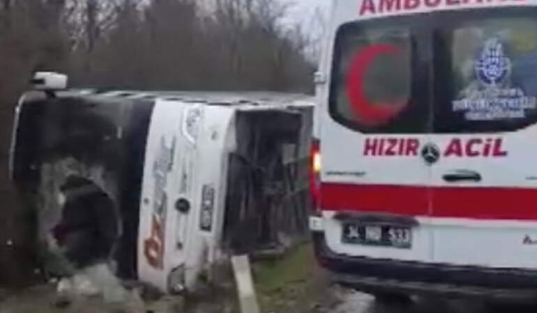 Çatalca’da yolcu otobüsü devrildi: Yaralılar var