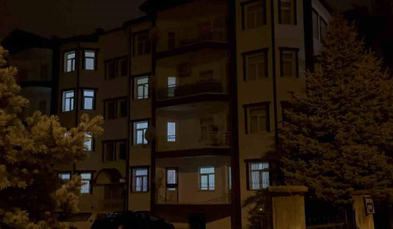 Bayram ziyareti kabusa döndü: Asansörde mahsur kalan aile hastanelik oldu