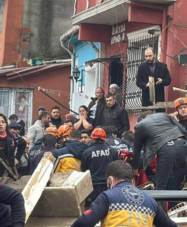 Fatih’te iki bina çöktü: Mahsur kalan 9 kişi kurtarıldı, 2 kişi aranıyor