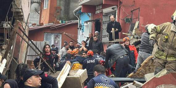 Fatih’te iki bina çöktü: Mahsur kalan 9 kişi kurtarıldı, 2 kişi aranıyor
