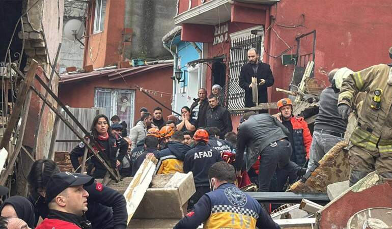 Fatih’te iki bina çöktü: Mahsur kalan 9 kişi kurtarıldı, 2 kişi aranıyor