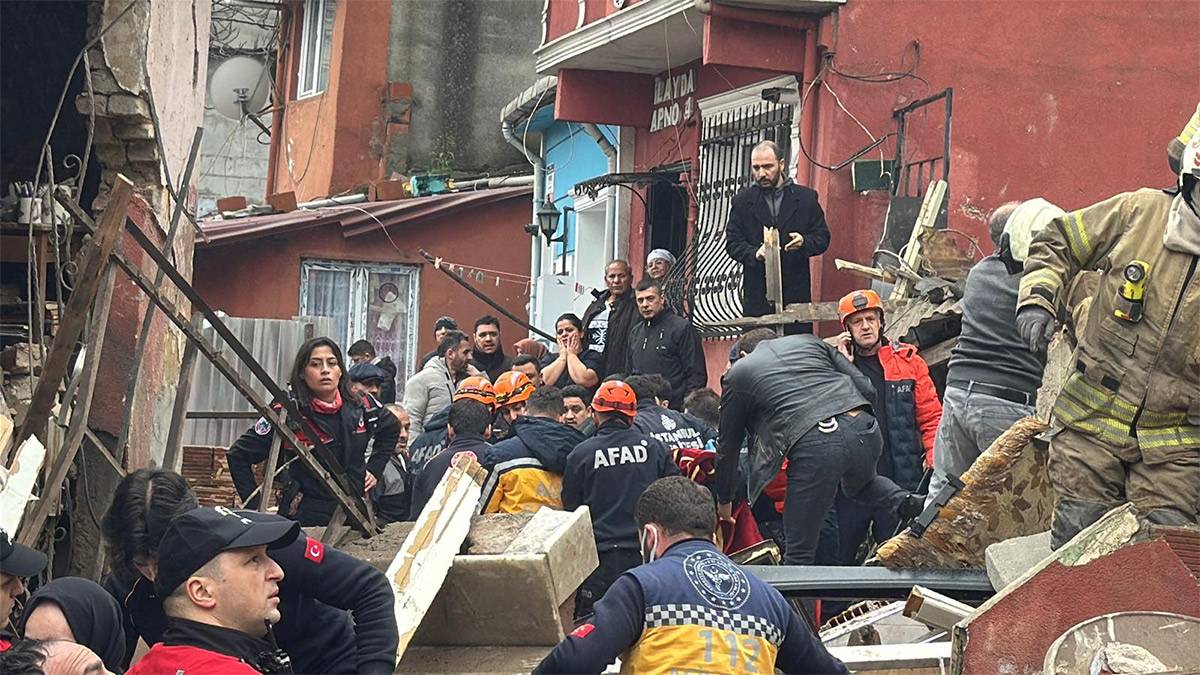 Fatih’te iki bina çöktü: Mahsur kalan 9 kişi kurtarıldı, 2 kişi aranıyor