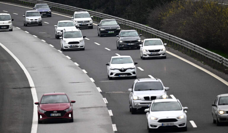 Tatil bitti, dönüş trafiği başladı: Otoyollarda akıcı yoğunluk