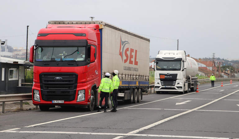 Bayram trafiği önlemi: Tekirdağ’dan İstanbul yönüne ağır tonajlı araçlara kısıtlama