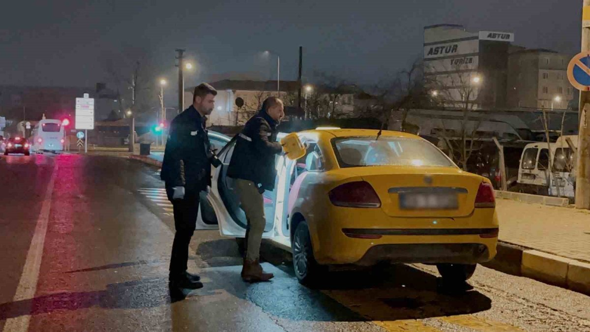 Takside dehşet anları: Seyir halindeyken şoförü bıçakladı