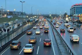 İstanbulda bayram sonrası trafik yoğunluğu: Adım adım ilerliyor