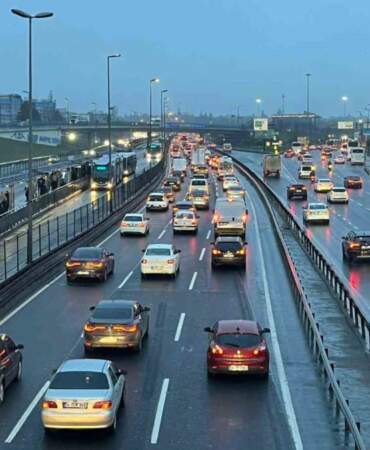 İstanbulda bayram sonrası trafik yoğunluğu: Adım adım ilerliyor