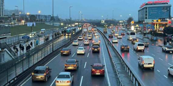 İstanbulda bayram sonrası trafik yoğunluğu: Adım adım ilerliyor