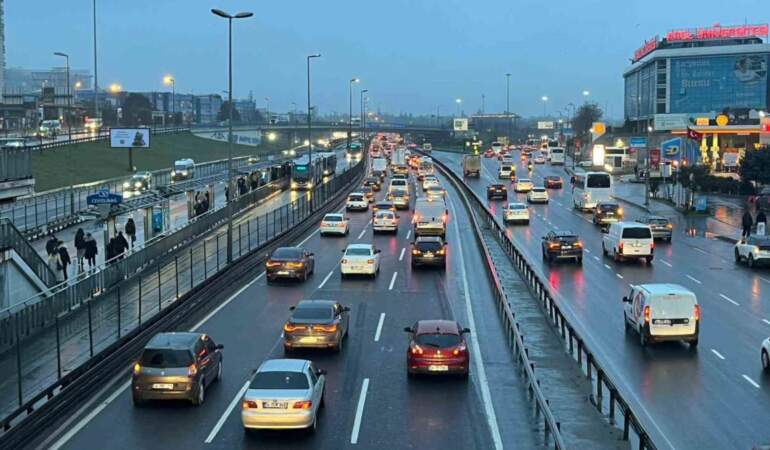 İstanbulda bayram sonrası trafik yoğunluğu: Adım adım ilerliyor
