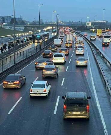 Bayram sonrası trafik yoğunluğu! İstanbul’da trafik kilitlendi