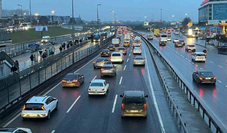 Bayram sonrası trafik yoğunluğu! İstanbul’da trafik kilitlendi