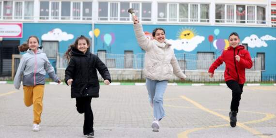 Okullarda ikinci ara tatil sonrası ilk ders zili çaldı